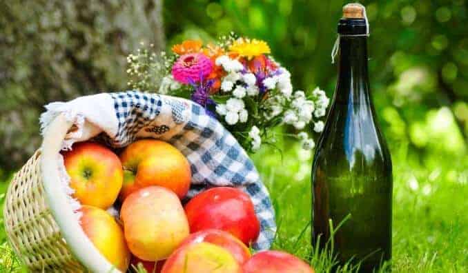 Äpfel, wein und blumenstrauß