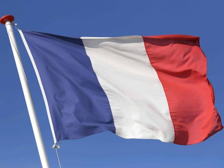 französische Flagge im Wind