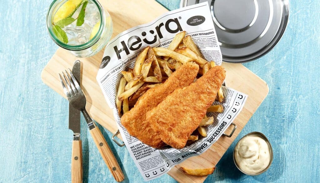 Heura fish and chips auf holzbrett