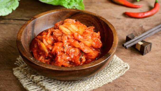 Schüssel mit veganem kimchi