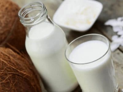 Ein Glas voll Kokosnussmilch