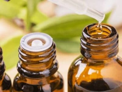 Braune Fläschchen mit Aromen & Düften