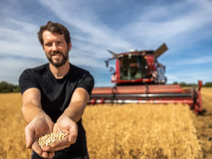 endori Erbsenernte Landwirt 300dpi 1