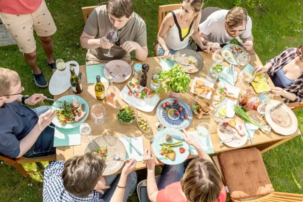 essen auf tisch