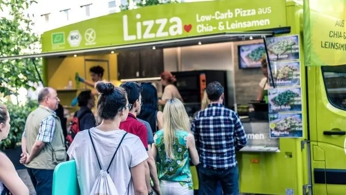 Lizza-Foodtruck mit Kundschaft