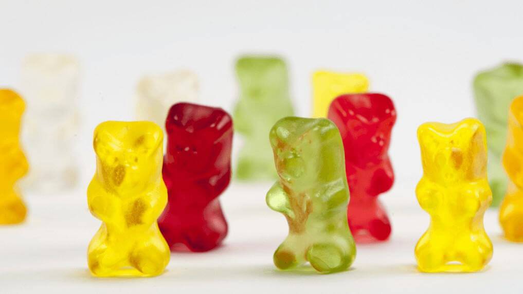 vegane Gummibärchen stehen auf weißer Fläche