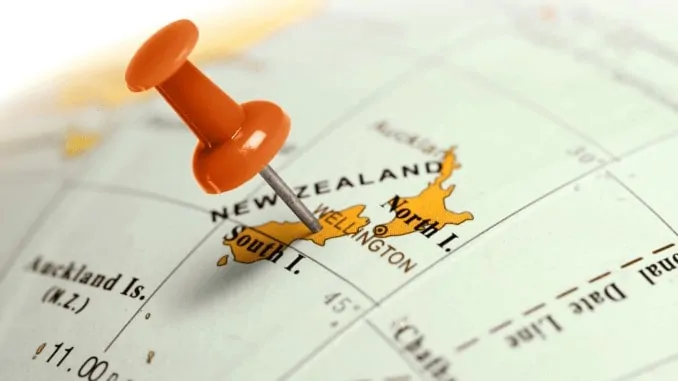 Globus mit Pinnadel auf dem Neuseeland