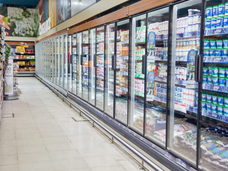 Kühlregal mit Milchprodukten im Supermarkt