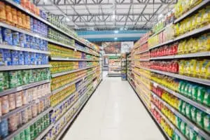 Volle Regale im Supermarkt in Buenos Aires