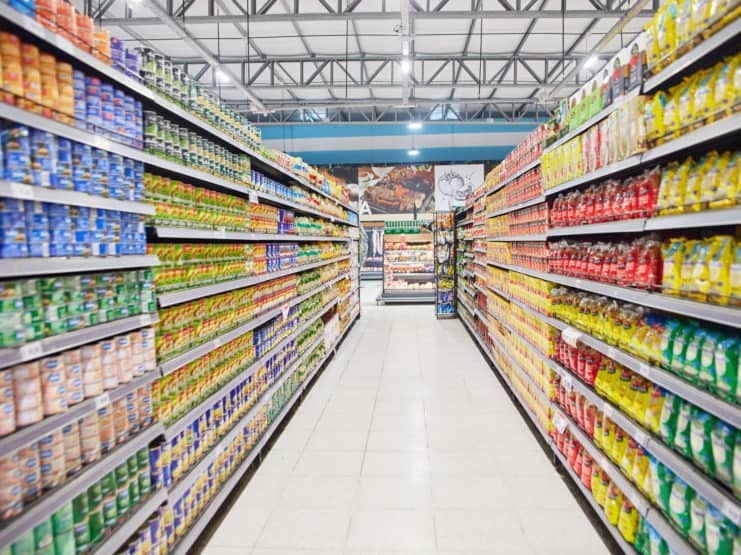 Volle Regale im Supermarkt in Buenos Aires