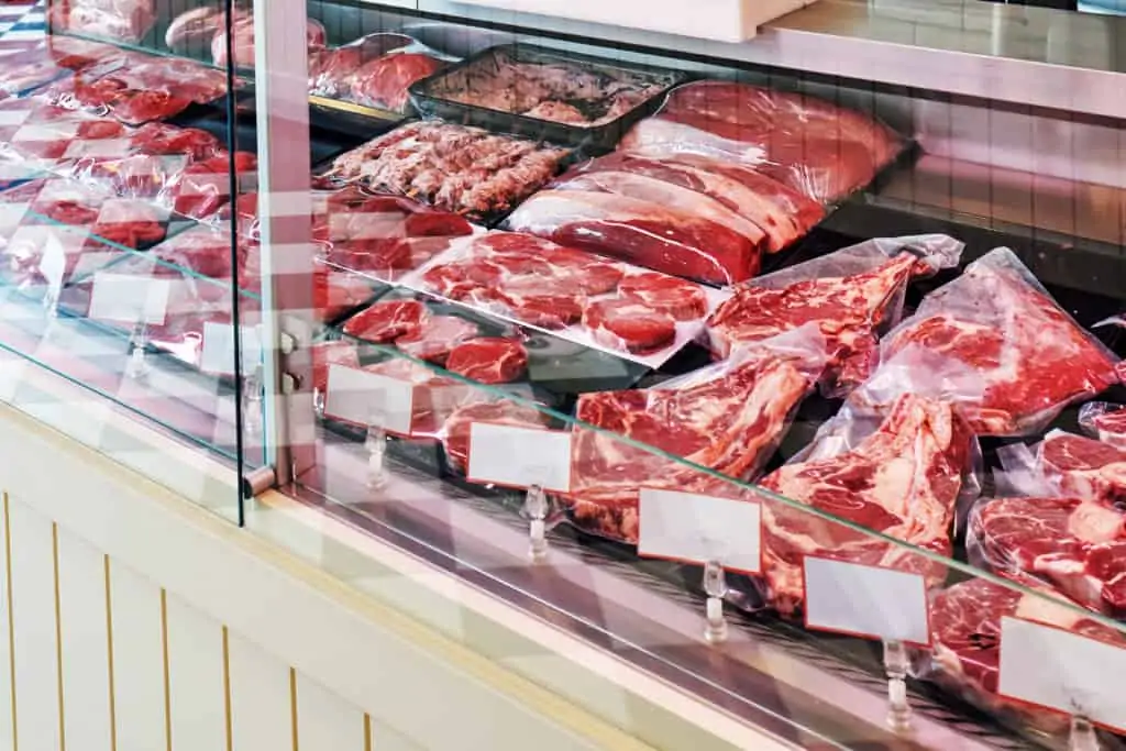 fleischtheke mit fleischprodukten